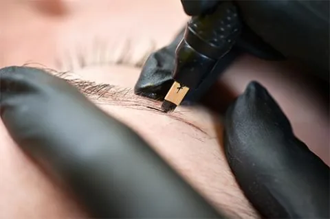 Microblading der Augenbrauen